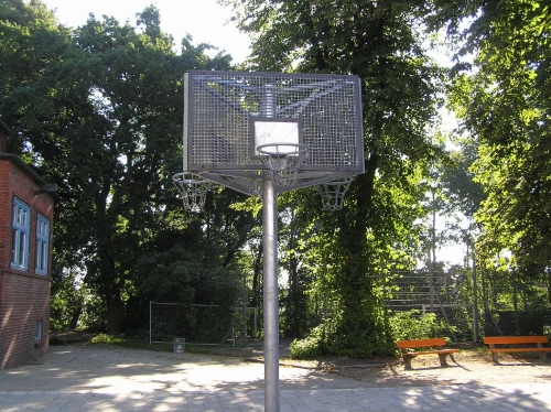 Dreiseitige Basketballanlage