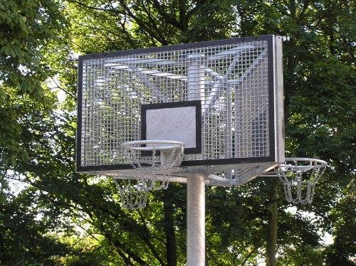 Dreiseitige Basketballanlage