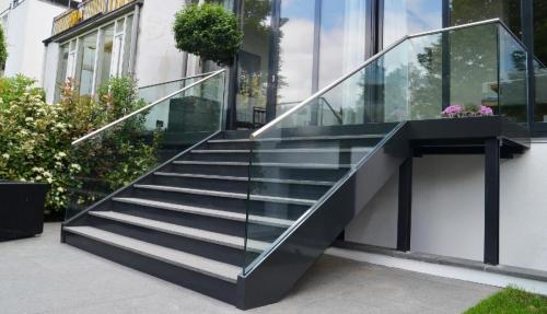 Treppe mit Edelstahl-Glas-Geländer