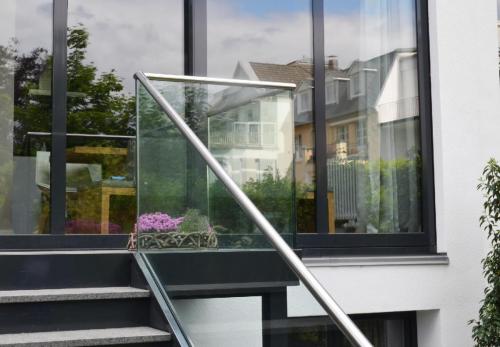 Treppe mit Edelstahl-Glas-Geländer
