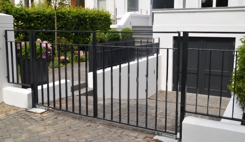 Zweiflügeliges Tor mit Unterflurantrieb
